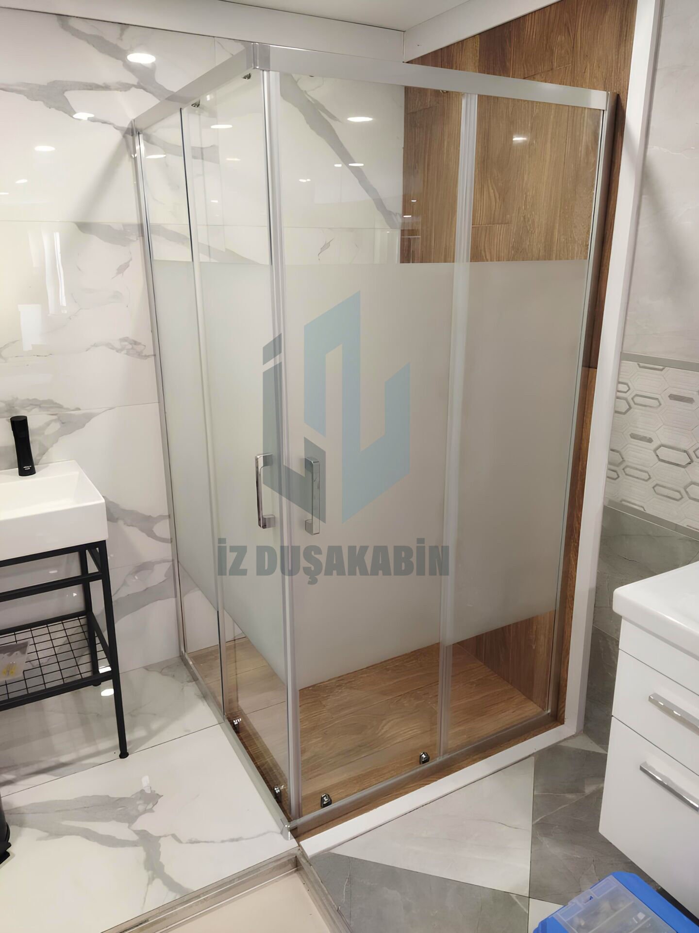 İZDUŞAKABİN KARE VE DİKDÖRTGEN PARLAK PROFİL DESENLİ 5MM H:190